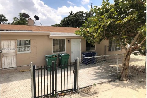 Propiedad comercial en venta en Miami, Florida, 166.48 m2 № 1945194 - foto 1