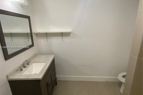 Propiedad comercial en venta en Miami, Florida, 166.48 m2 № 1945194 - foto 13