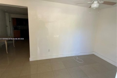 Propiedad comercial en venta en Miami, Florida, 166.48 m2 № 1945194 - foto 6
