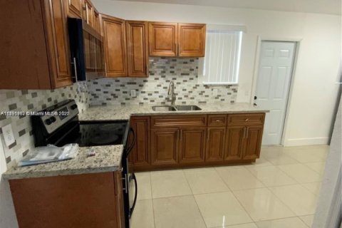 Propiedad comercial en venta en Miami, Florida, 166.48 m2 № 1945194 - foto 8