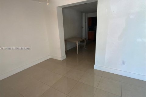 Propiedad comercial en venta en Miami, Florida, 166.48 m2 № 1945194 - foto 5