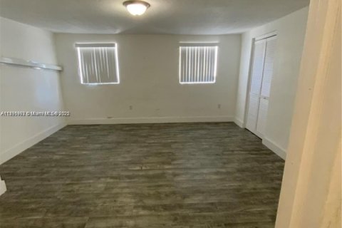 Propiedad comercial en venta en Miami, Florida, 166.48 m2 № 1945194 - foto 11