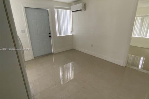 Propiedad comercial en venta en Miami, Florida, 166.48 m2 № 1945194 - foto 17