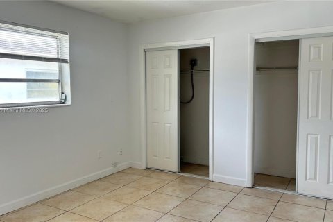House in North Miami Beach, Florida 2 bedrooms, 59.64 sq.m. № 1944200 - photo 15