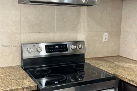 House in North Miami Beach, Florida 2 bedrooms, 59.64 sq.m. № 1944200 - photo 4
