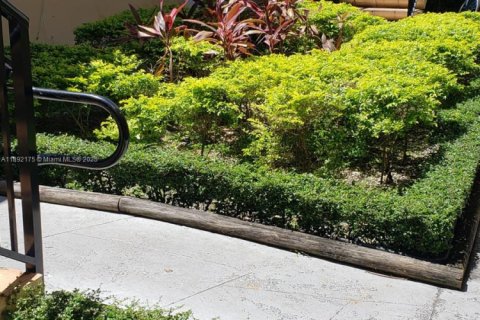 House in North Miami Beach, Florida 2 bedrooms, 59.64 sq.m. № 1944200 - photo 2