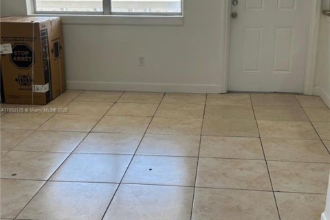 House in North Miami Beach, Florida 2 bedrooms, 59.64 sq.m. № 1944200 - photo 9