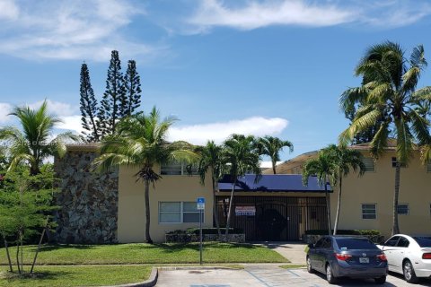 House in North Miami Beach, Florida 2 bedrooms, 59.64 sq.m. № 1944200 - photo 1