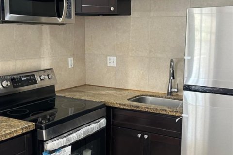 House in North Miami Beach, Florida 2 bedrooms, 59.64 sq.m. № 1944200 - photo 7