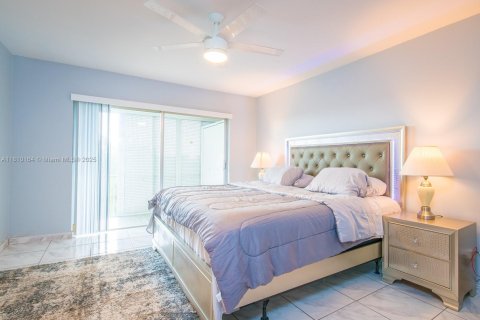 Condo in Hollywood, Florida, 2 bedrooms  № 1937540 - photo 15