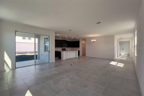 House in TRINITY LAKES in Groveland, Florida 4 bedrooms, 270.44 sq.m. № 1515943 - photo 3