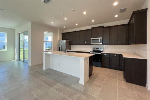 House in TRINITY LAKES in Groveland, Florida 4 bedrooms, 270.44 sq.m. № 1515943 - photo 2
