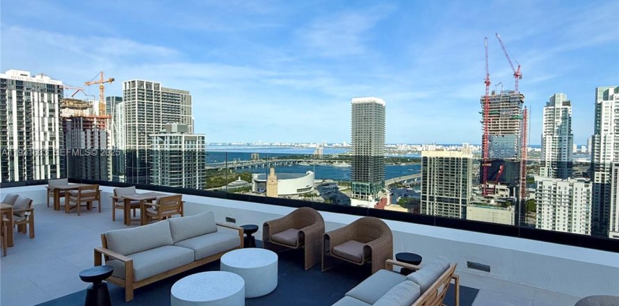 Condominio en Miami, Florida, 1 dormitorio  № 2076990
