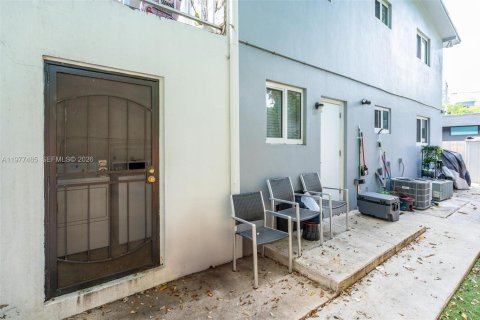 Commercial property in Miami, Florida 359.35 sq.m. № 2041056 - photo 9