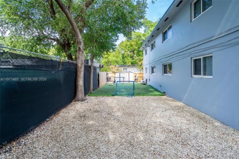 Commercial property in Miami, Florida 359.35 sq.m. № 2041056 - photo 4