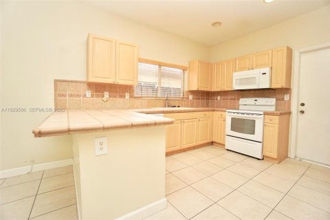 Villa ou maison à louer à Miami, Floride: 3 chambres, 157.56 m2 № 1988419 - photo 3