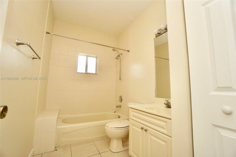 Villa ou maison à louer à Miami, Floride: 3 chambres, 157.56 m2 № 1988419 - photo 9