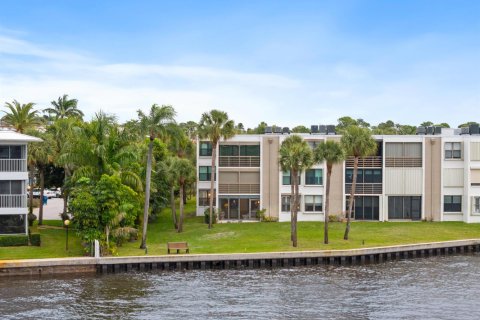 Copropriété à vendre à Stuart, Floride: 2 chambres, 119.01 m2 № 2271615 - photo 2