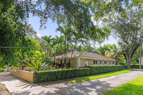 House in Coral Gables, Florida 3 bedrooms, 151.06 sq.m. № 1941147 - photo 26