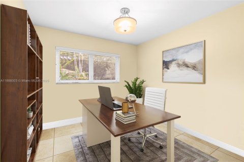 House in Coral Gables, Florida 3 bedrooms, 151.06 sq.m. № 1941147 - photo 19