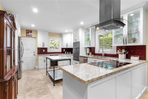 House in Coral Gables, Florida 3 bedrooms, 151.06 sq.m. № 1941147 - photo 12