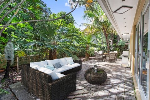 House in Coral Gables, Florida 3 bedrooms, 151.06 sq.m. № 1941147 - photo 20