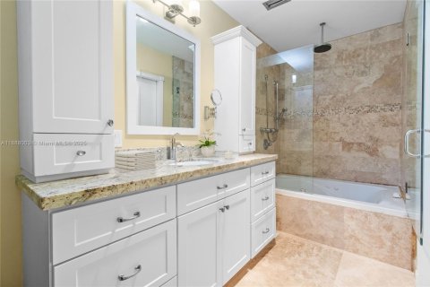 House in Coral Gables, Florida 3 bedrooms, 151.06 sq.m. № 1941147 - photo 15