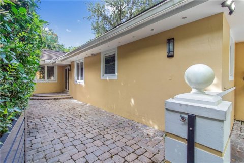 House in Coral Gables, Florida 3 bedrooms, 151.06 sq.m. № 1941147 - photo 25