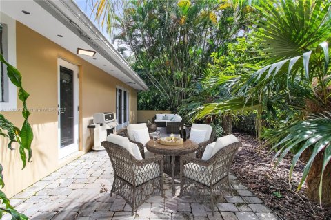 House in Coral Gables, Florida 3 bedrooms, 151.06 sq.m. № 1941147 - photo 21