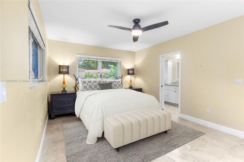 House in Coral Gables, Florida 3 bedrooms, 151.06 sq.m. № 1941147 - photo 14