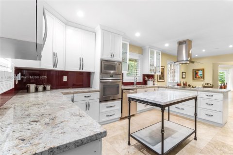 House in Coral Gables, Florida 3 bedrooms, 151.06 sq.m. № 1941147 - photo 9