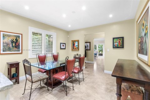 House in Coral Gables, Florida 3 bedrooms, 151.06 sq.m. № 1941147 - photo 6