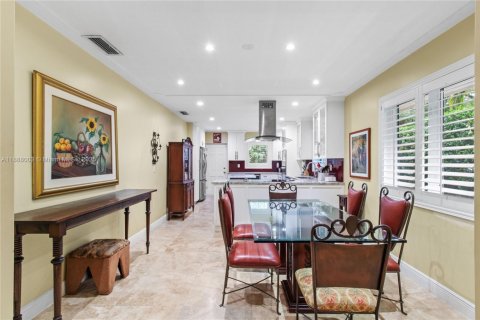 House in Coral Gables, Florida 3 bedrooms, 151.06 sq.m. № 1941147 - photo 8