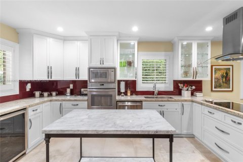 House in Coral Gables, Florida 3 bedrooms, 151.06 sq.m. № 1941147 - photo 10