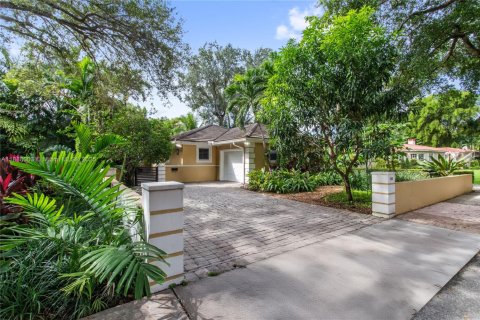 House in Coral Gables, Florida 3 bedrooms, 151.06 sq.m. № 1941147 - photo 1