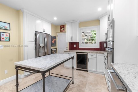 House in Coral Gables, Florida 3 bedrooms, 151.06 sq.m. № 1941147 - photo 11