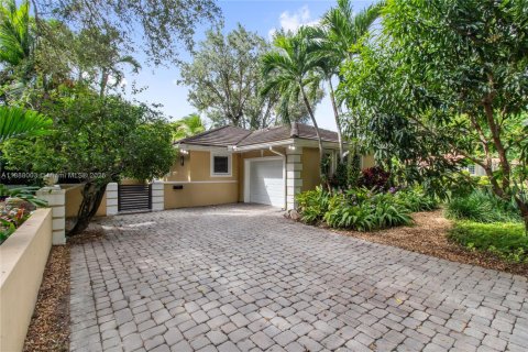House in Coral Gables, Florida 3 bedrooms, 151.06 sq.m. № 1941147 - photo 23