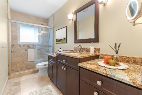 House in Coral Gables, Florida 3 bedrooms, 151.06 sq.m. № 1941147 - photo 18