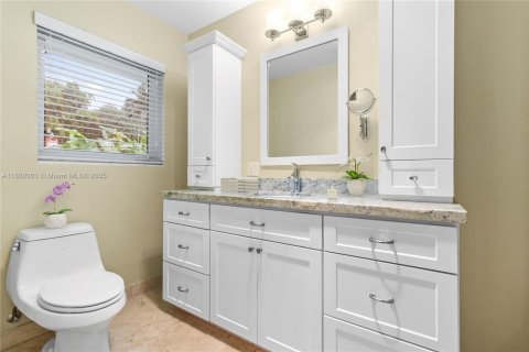 House in Coral Gables, Florida 3 bedrooms, 151.06 sq.m. № 1941147 - photo 16