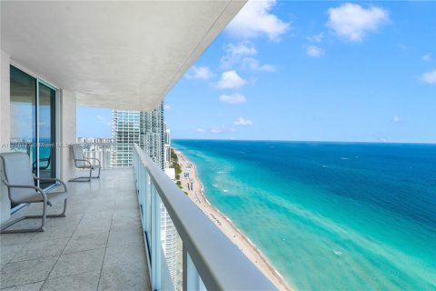 Condominio en alquiler en Sunny Isles Beach, Florida, 2 dormitorios, 148.83 m2 № 1730922 - foto 1