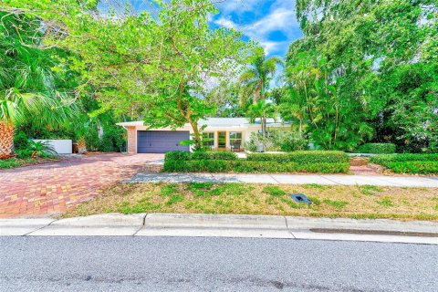 House in Belleair, Florida 3 bedrooms, 212 sq.m. № 1821135 - photo 4