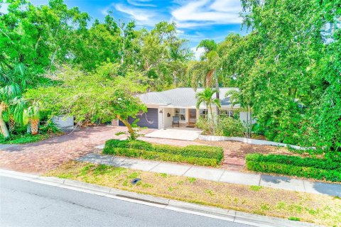 House in Belleair, Florida 3 bedrooms, 212 sq.m. № 1821135 - photo 2