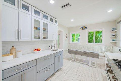House in Belleair, Florida 3 bedrooms, 212 sq.m. № 1821135 - photo 14