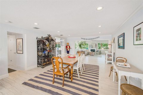 House in Belleair, Florida 3 bedrooms, 212 sq.m. № 1821135 - photo 9