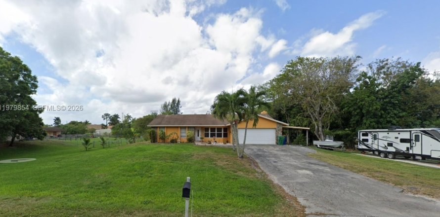 House in Miramar, Florida 4 bedrooms, 189.89 sq.m. № 2062709
