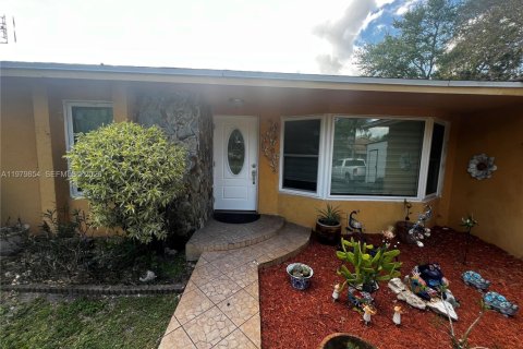 House in Miramar, Florida 4 bedrooms, 189.89 sq.m. № 2062709 - photo 3