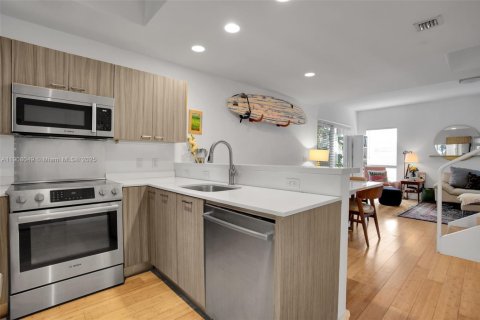 Townhouse in Miami Beach, Florida 2 bedrooms, 104.05 sq.m. № 1965735 - photo 8