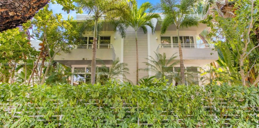 Townhouse in Miami Beach, Florida 2 bedrooms, 104.05 sq.m. № 1965735