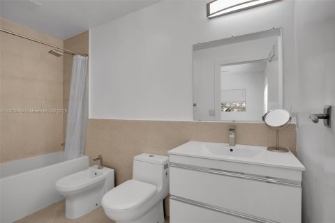 Townhouse in Miami Beach, Florida 2 bedrooms, 104.05 sq.m. № 1965735 - photo 26