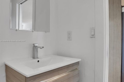 Townhouse in Miami Beach, Florida 2 bedrooms, 104.05 sq.m. № 1965735 - photo 29